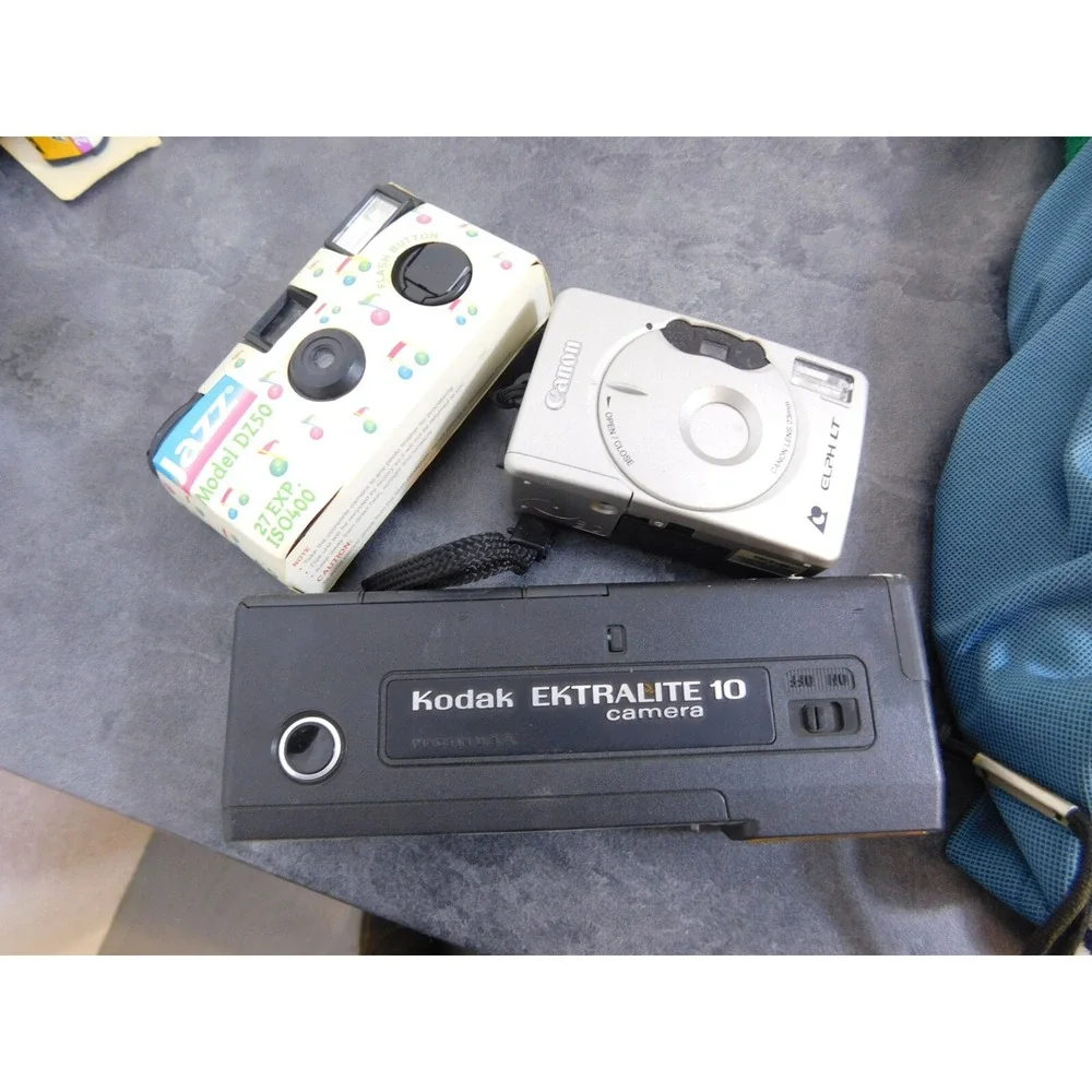 Vintage Camera Lot Untested Kodak Extralight 10,Canon ELPH LT, Jazz DZ50‎